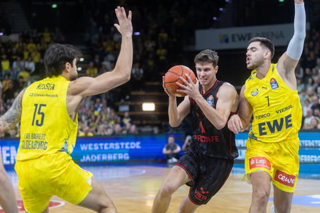 Oldenburg, Niedersachsen, DEU, 23.10.2026, Richard Balint (Mitte, BMA365 Bamberg Baskets), Stefan Momirov (rechts, EWE Baskets Oldenburg) und Marcel Keßen (links, EWE Baskets Oldenburg). EWE Baskets Oldenburg vs. BMA365 Bamberg Baskets. Basketball 1. Basketball-Bundesliga Saison 2026 2027, 6. Spieltag, Grosse EWE Arena. EWE Baskets Oldenburg vs. BMA365 Bamberg Baskets