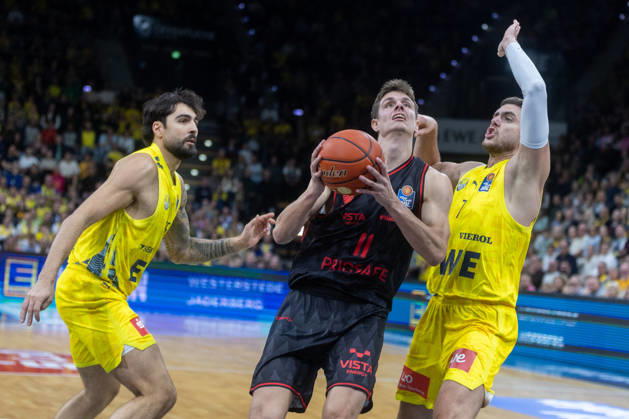 Oldenburg, Niedersachsen, DEU, 23.10.2026, Richard Balint (Mitte, BMA365 Bamberg Baskets), Stefan Momirov (rechts, EWE Baskets Oldenburg) und Marcel Keßen (links, EWE Baskets Oldenburg). EWE Baskets Oldenburg vs. BMA365 Bamberg Baskets. Basketball 1. Basketball-Bundesliga Saison 2026 2027, 6. Spieltag, Grosse EWE Arena. EWE Baskets Oldenburg vs. BMA365 Bamberg Baskets