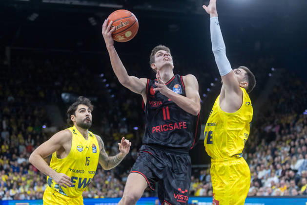 Oldenburg, Niedersachsen, DEU, 23.10.2026, Richard Balint (Mitte, BMA365 Bamberg Baskets), Stefan Momirov (rechts, EWE Baskets Oldenburg) und Marcel Keßen (links, EWE Baskets Oldenburg). EWE Baskets Oldenburg vs. BMA365 Bamberg Baskets. Basketball 1. Basketball-Bundesliga Saison 2026 2027, 6. Spieltag, Grosse EWE Arena. EWE Baskets Oldenburg vs. BMA365 Bamberg Baskets