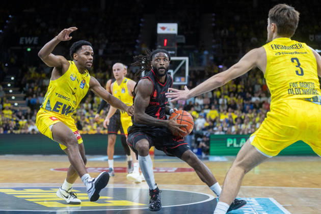Oldenburg, Niedersachsen, DEU, 23.10.2026, Jordan Jones (rechts, BMA365 Bamberg Baskets) und Jeremy Roach (links, EWE Baskets Oldenburg). EWE Baskets Oldenburg vs. BMA365 Bamberg Baskets. Basketball 1. Basketball-Bundesliga Saison 2026 2027, 6. Spieltag, Grosse EWE Arena. EWE Baskets Oldenburg vs. BMA365 Bamberg Baskets