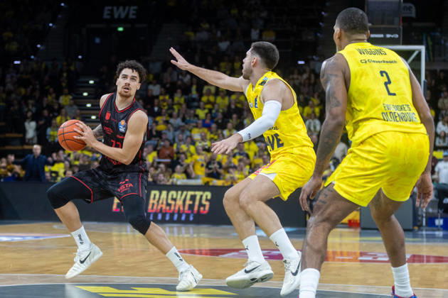 Oldenburg, Niedersachsen, DEU, 23.10.2026, Joshua Obiesie (links, BMA365 Bamberg Baskets) und Stefan Momirov (Mitte, EWE Baskets Oldenburg), Demajeo Wiggins (rechts, EWE Baskets Oldenburg). EWE Baskets Oldenburg vs. BMA365 Bamberg Baskets. Basketball 1. Basketball-Bundesliga Saison 2026 2027, 6. Spieltag, Grosse EWE Arena. EWE Baskets Oldenburg vs. BMA365 Bamberg Baskets