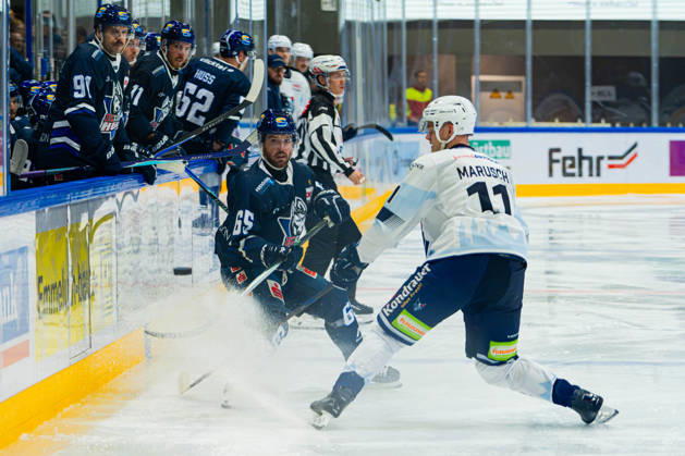 Kassel, Deutschland 22. Oktober 2026: DEL2 - 2026 2027 - Sp. 11 - Kassel Huskies gegen Blue Devils Weiden Im Bild: v. li. im Zweikampf Hunter Garlent (ECK) und Luis Marusch (BDW) Probonio Arena Hessen Copyright: xFotostandx xKruczynskix