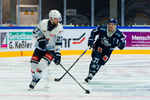 Kassel, Deutschland 22. Oktober 2026: DEL2 - 2026 2027 - Sp. 11 - Kassel Huskies gegen Blue Devils Weiden Im Bild: v. li. im Zweikampf Dominik Bohac (BDW) und Tristan Keck (ECK) Probonio Arena Hessen Copyright: xFotostandx xKruczynskix
