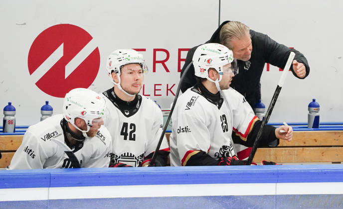 23.10.2026. Zug Schweiz. Eishockey Herren Saison 2026-2027 EV Zug - HC Lausanne. Bild. Philipp Kurashev HC Lausanne . Neuzugang Head Coach Geoff Ward 42 Lazar Curtis Aktion