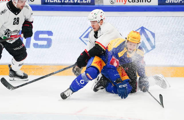 23.10.2026. Zug Schweiz. Eishockey Herren Saison 2026-2027 EV Zug - HC Lausanne. Bild. Vinzenz Rohrer Topscorer, EV Zug gegen Curtis Lazar HC L ausanne Li. Aktion Zweikampf