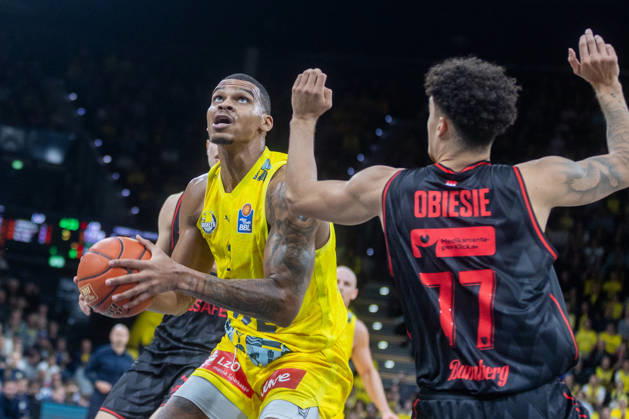 Oldenburg, Niedersachsen, DEU, 23.10.2026, Demajeo Wiggins (links, EWE Baskets Oldenburg) und Joshua Obiesie (rechts, BMA365 Bamberg Baskets). EWE Baskets Oldenburg vs. BMA365 Bamberg Baskets. Basketball 1. Basketball-Bundesliga Saison 2026 2027, 6. Spieltag, Grosse EWE Arena. EWE Baskets Oldenburg vs. BMA365 Bamberg Baskets