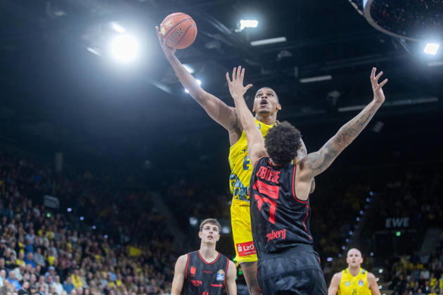 Oldenburg, Niedersachsen, DEU, 23.10.2026, Demajeo Wiggins (links, EWE Baskets Oldenburg) und Joshua Obiesie (rechts, BMA365 Bamberg Baskets). EWE Baskets Oldenburg vs. BMA365 Bamberg Baskets. Basketball 1. Basketball-Bundesliga Saison 2026 2027, 6. Spieltag, Grosse EWE Arena. EWE Baskets Oldenburg vs. BMA365 Bamberg Baskets