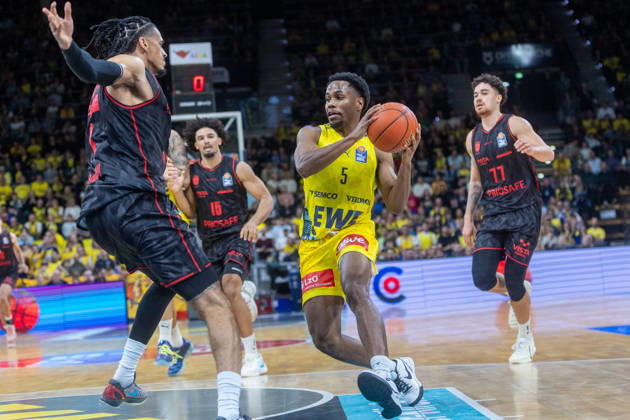 Oldenburg, Niedersachsen, DEU, 23.10.2026, Jeremy Roach (Mitte, EWE Baskets Oldenburg), Jonathan Bähre (links, BMA365 Bamberg Baskets), Brendan Terry (2. v. links, BMA365 Bamberg Baskets) und Joshua Obiesie (rechts, BMA365 Bamberg Baskets). EWE Baskets Oldenburg vs. BMA365 Bamberg Baskets. Basketball 1. Basketball-Bundesliga Saison 2026 2027, 6. Spieltag, Grosse EWE Arena. EWE Baskets Oldenburg vs. BMA365 Bamberg Baskets
