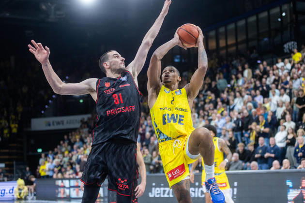 Sport Bilder des Tages Oldenburg, Niedersachsen, DEU, 23.10.2026, Demajeo Wiggins (rechts, EWE Baskets Oldenburg) und Daniel Keppeler (links, BMA365 Bamberg Baskets). EWE Baskets Oldenburg vs. BMA365 Bamberg Baskets. Basketball 1. Basketball-Bundesliga Saison 2026 2027, 6. Spieltag, Grosse EWE Arena. EWE Baskets Oldenburg vs. BMA365 Bamberg Baskets