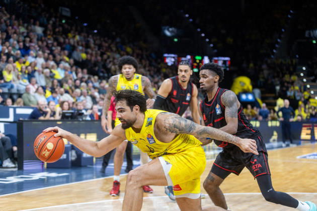 Oldenburg, Niedersachsen, DEU, 23.10.2026, Marcel Keßen (links, EWE Baskets Oldenburg) und Mylik Wilson (rechts, BMA365 Bamberg Baskets). EWE Baskets Oldenburg vs. BMA365 Bamberg Baskets. Basketball 1. Basketball-Bundesliga Saison 2026 2027, 6. Spieltag, Grosse EWE Arena. EWE Baskets Oldenburg vs. BMA365 Bamberg Baskets