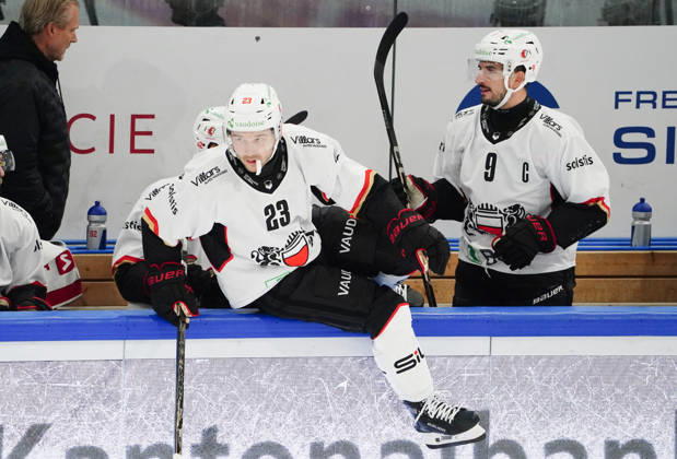 23.10.2026. Zug Schweiz. Eishockey Herren Saison 2026-2027 EV Zug - HC Lausanne. Bild. Philipp Kurashev rechts Damien Riat beide Lausanne HC Aktion