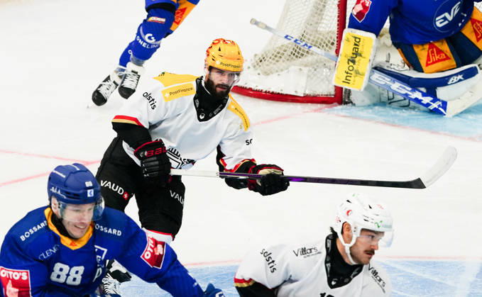 23.10.2026. Zug Schweiz. Eishockey Herren Saison 2026-2027 EV Zug - HC Lausanne. Bild. Jason Fuchs Topscorer HC Aktion Aktion Einzelbild