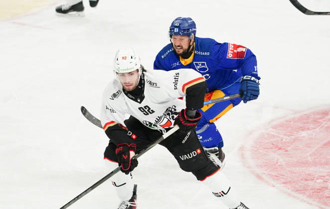 23.10.2026. Zug Schweiz. Eishockey Herren Saison 2026-2027 EV Zug - HC Lausanne. Bild. Tom Vidal Lausanne HC gegen Jan Kovar EV Zug Re. Aktion Zweikampf