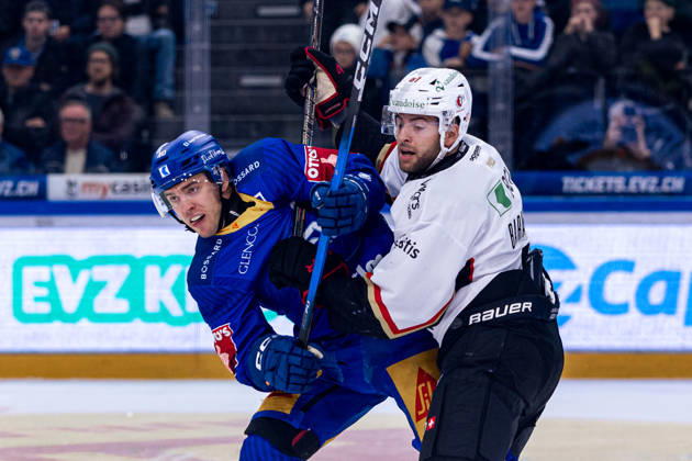 Andreas Wingerli 40 (EV Zug) und Inaki Baragano 81 (Lausanne HC) - 23.10.2026 - National League, Regular Season, Eishockey, OYM hall, Zug: EV Zug - Lausanne HC . (Bild von Copyright: xJustPictures.ch PhilippxHegglinx