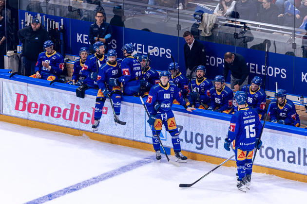 Die Zuger Spielerbank während eines Video Review - 23.10.2026 - National League, Regular Season, Eishockey, OYM hall, Zug: EV Zug - Lausanne HC . (Bild von Copyright: xJustPictures.ch PhilippxHegglinx