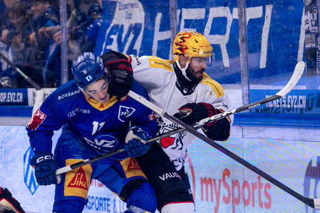 Nik Petrovic 11 (EV Zug) im Zweikampf mit PostFinance Topscorer Jason Fuchs (Lausanne HC) - 23.10.2026 - National League, Regular Season, Eishockey, OYM hall, Zug: EV Zug - Lausanne HC . (Bild von Copyright: xJustPictures.ch PhilippxHegglinx