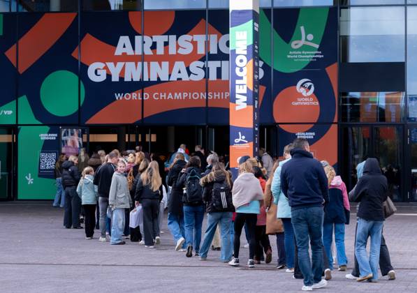 ROTTERDAM - Spectators queuing for the apparatus finals at the World Gymnastics Championships in Rotterdam Ahoy. IRIS VAN DEN BROEK ANP xVIxANPxSportx xxANPxIVx 573454504 originalFilename: 573454504.jpg
