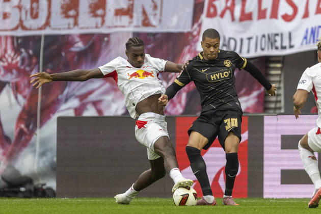 GER, Leipzig, Fussball, Bundesliga, 7. Spieltag, RB Leipzig vs. SV Elversberg im Bild v.l.: Ezechiel Banzuzi (RB Leipzig 06), Jan Gyamerah (SV Elversberg 30), Zweikampf 24.10.2026, Red-Bull Arena Leipzig DFL DFB REGULATIONS PROHIBIT ANY USE OF PHOTOGRAPHS AS IMAGE SEQUENCES AND OR QUASI-VIDEO, Copyright: HMBxMedia PaulxFritz
