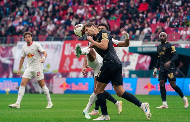 Deutschland: Fussball Bundesliga 2026 2027, 7. Spieltag - RB Leipzig vs SV 07 Elversberg - Red Bull Arena (Leipzig): im Zweikampf Tidiam Gomis (RB Leipzig, 27) Maximilian Rohr (SV 07 Elversberg, 31) Copyright: xAymanxAlahmedx