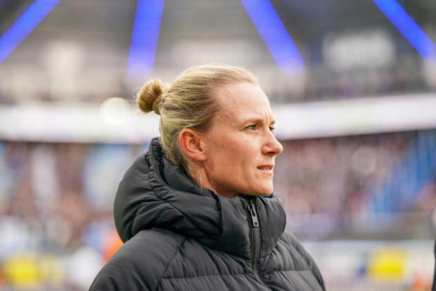 Deutschland: Fussball Bundesliga 2026 - 2027, 7. Spieltag - SC Paderborn vs Hamburger SV - Home-Deluxe-Arena (Paderborn): Kathleen Krüger, Sportvorständin des Hamburger SV (HSV), erste hauptamtliche Sportvorständin der Bundesliga-Geschichte, ehemalige Teammanagerin des FC Bayern München. Porträt, Nahaufnahme am Spielfeldrand der Home-Deluxe-Arena in Paderborn, schwarze Winterjacke, lächelnd, Blick zur Seite. Fussball, Bundesliga, SC Paderborn 07, Hamburger SV, Sportmanagement, Sportvorstand, Vereinsführung, Funktionärin, Frauen im Fussball, Management, Sportstätte, Mimik, Gesichtsausdruck, Emotion Copyright: xJOERANxSTEINSIEKx