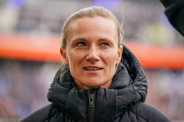 Deutschland: Fussball Bundesliga 2026 - 2027, 7. Spieltag - SC Paderborn vs Hamburger SV - Home-Deluxe-Arena (Paderborn): Kathleen Krüger, Sportvorständin des Hamburger SV (HSV), erste hauptamtliche Sportvorständin der Bundesliga-Geschichte, ehemalige Teammanagerin des FC Bayern München. Porträt, Nahaufnahme am Spielfeldrand der Home-Deluxe-Arena in Paderborn, schwarze Winterjacke, lächelnd, Blick zur Seite. Fussball, Bundesliga, SC Paderborn 07, Hamburger SV, Sportmanagement, Sportvorstand, Vereinsführung, Funktionärin, Frauen im Fussball, Management, Sportstätte, Mimik, Gesichtsausdruck, Emotion Copyright: xJOERANxSTEINSIEKx