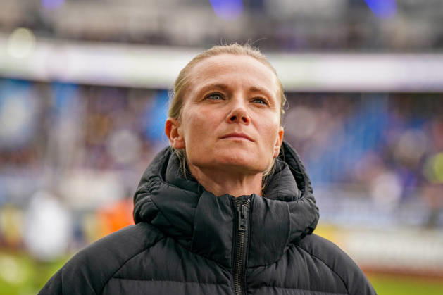 Deutschland: Fussball Bundesliga 2026 - 2027, 7. Spieltag - SC Paderborn vs Hamburger SV - Home-Deluxe-Arena (Paderborn): Kathleen Krüger, Sportvorständin des Hamburger SV (HSV), erste hauptamtliche Sportvorständin der Bundesliga-Geschichte, ehemalige Teammanagerin des FC Bayern München. Porträt, Nahaufnahme am Spielfeldrand der Home-Deluxe-Arena in Paderborn, schwarze Winterjacke, lächelnd, Blick zur Seite. Fussball, Bundesliga, SC Paderborn 07, Hamburger SV, Sportmanagement, Sportvorstand, Vereinsführung, Funktionärin, Frauen im Fussball, Management, Sportstätte, Mimik, Gesichtsausdruck, Emotion Copyright: xJOERANxSTEINSIEKx