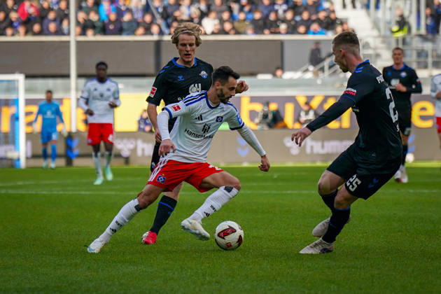 Deutschland: Fussball Bundesliga 2026 - 2027, 7. Spieltag - SC Paderborn vs Hamburger SV - Home-Deluxe-Arena (Paderborn): Fabio Vieira (Hamburger SV, 20) am Ball mit Mattes Hansen (Paderborn 22) Tjark Scheller (Paderborn 25) Copyright: xJOERANxSTEINSIEKx