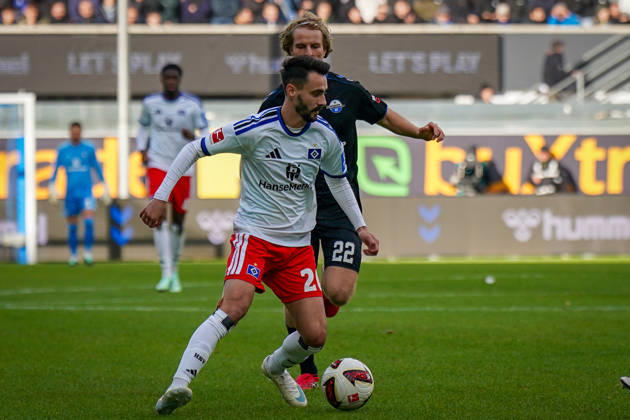 Deutschland: Fussball Bundesliga 2026 - 2027, 7. Spieltag - SC Paderborn vs Hamburger SV - Home-Deluxe-Arena (Paderborn): Fabio Vieira (Hamburger SV, 20) am Ball mit Mattes Hansen (Paderborn 22) Copyright: xJOERANxSTEINSIEKx