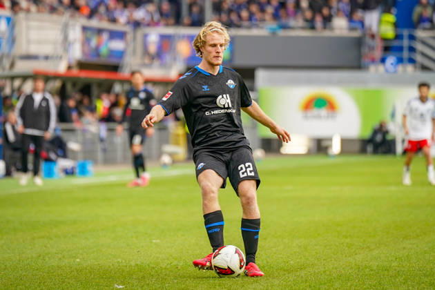 Deutschland: Fussball Bundesliga 2026 - 2027, 7. Spieltag - SC Paderborn vs Hamburger SV - Home-Deluxe-Arena (Paderborn): Mattes Hansen (Paderborn 22) am Ball Copyright: xJOERANxSTEINSIEKx