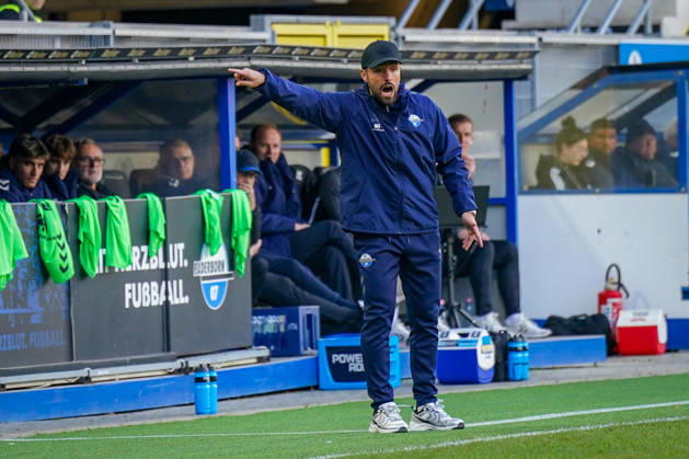 Deutschland: Fussball Bundesliga 2026 - 2027, 7. Spieltag - SC Paderborn vs Hamburger SV - Home-Deluxe-Arena (Paderborn): Ralf Kettemann (Paderborn Trainer) Mimik, Gesichtsausdruck, Geste, Gestik, Emotion Copyright: xJOERANxSTEINSIEKx