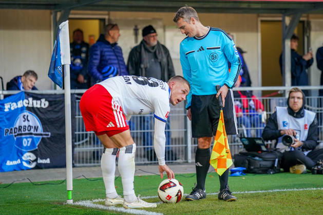 Deutschland: Fussball Bundesliga 2026 - 2027, 7. Spieltag - SC Paderborn vs Hamburger SV - Home-Deluxe-Arena (Paderborn): Miro Muheim (Hamburger SV, 28) Eckfahne, Eckball Copyright: xJOERANxSTEINSIEKx