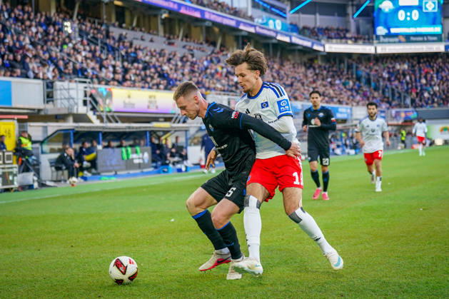 Deutschland: Fussball Bundesliga 2026 - 2027, 7. Spieltag - SC Paderborn vs Hamburger SV - Home-Deluxe-Arena (Paderborn): Santiago Castaneda (Paderborn 5) Otto Stange (Hamburger SV, 19) im Zweikampf Copyright: xJOERANxSTEINSIEKx