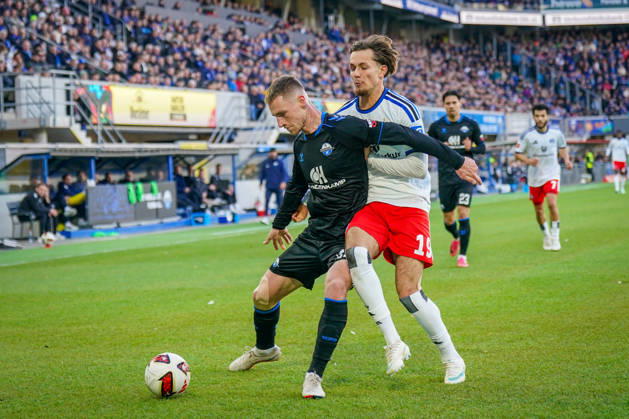 Deutschland: Fussball Bundesliga 2026 - 2027, 7. Spieltag - SC Paderborn vs Hamburger SV - Home-Deluxe-Arena (Paderborn): Santiago Castaneda (Paderborn 5) Otto Stange (Hamburger SV, 19) im Zweikampf Copyright: xJOERANxSTEINSIEKx