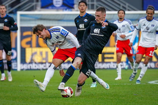 Deutschland: Fussball Bundesliga 2026 - 2027, 7. Spieltag - SC Paderborn vs Hamburger SV - Home-Deluxe-Arena (Paderborn): Tjark Scheller (Paderborn 25) Otto Stange (Hamburger SV, 19) im Zweikampf Copyright: xJOERANxSTEINSIEKx