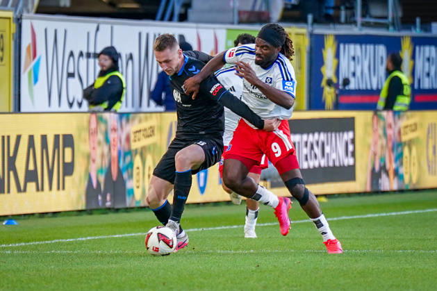 Deutschland: Fussball Bundesliga 2026 - 2027, 7. Spieltag - SC Paderborn vs Hamburger SV - Home-Deluxe-Arena (Paderborn): Tjark Scheller (Paderborn 25) Terem Moffi (Hamburger SV, 9) im Zweikampf Copyright: xJOERANxSTEINSIEKx