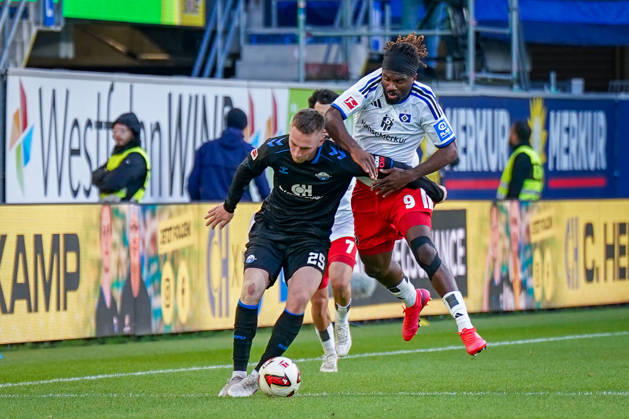 Deutschland: Fussball Bundesliga 2026 - 2027, 7. Spieltag - SC Paderborn vs Hamburger SV - Home-Deluxe-Arena (Paderborn): Tjark Scheller (Paderborn 25) Terem Moffi (Hamburger SV, 9) im Zweikampf Copyright: xJOERANxSTEINSIEKx