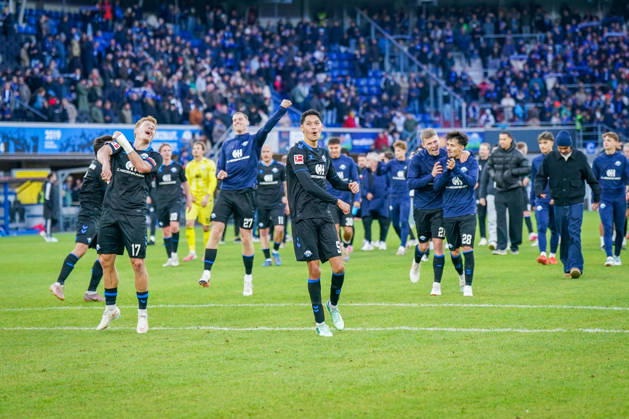 Deutschland: Fussball Bundesliga 2026 - 2027, 7. Spieltag - SC Paderborn vs Hamburger SV - Home-Deluxe-Arena (Paderborn): Freude, Emotionen, Jubel nach dem 1:0 Sieg durch Rayan Philippe (Paderborn 9) - Laurin Curda (Paderborn 17) Santiago Castaneda (Paderborn 5) Laurin Ulrich (Paderborn 28) Tom Baack (Paderborn 6) Steffen Tigges (Paderborn 27) und Team Copyright: xJOERANxSTEINSIEKx