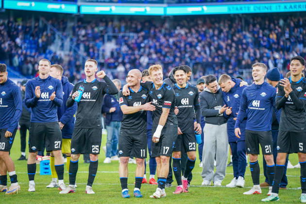 Deutschland: Fussball Bundesliga 2026 - 2027, 7. Spieltag - SC Paderborn vs Hamburger SV - Home-Deluxe-Arena (Paderborn): Freude, Emotionen, Jubel nach dem Heimsieg - Sven Michel (Paderborn 11) und Laurin Curda (Paderborn 17) Arm in Arm Copyright: xJOERANxSTEINSIEKx