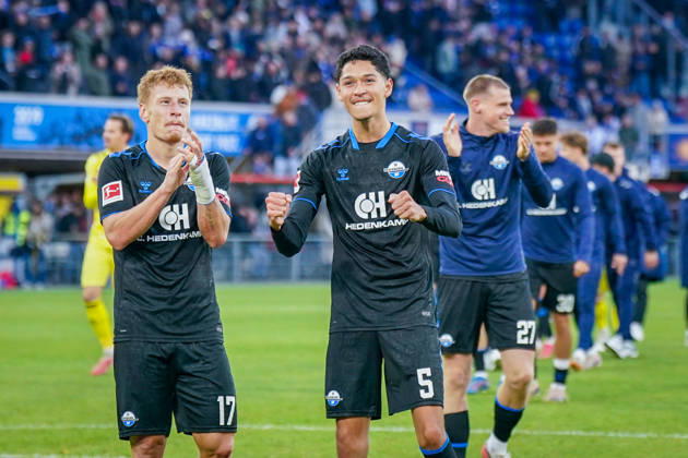 Deutschland: Fussball Bundesliga 2026 - 2027, 7. Spieltag - SC Paderborn vs Hamburger SV - Home-Deluxe-Arena (Paderborn): Freude, Emotionen, Jubel nach dem Heimsieg Laurin Curda (Paderborn 17) und Santiago Castaneda (Paderborn 5) und Steffen Tigges (Paderborn 27) feiern Copyright: xJOERANxSTEINSIEKx