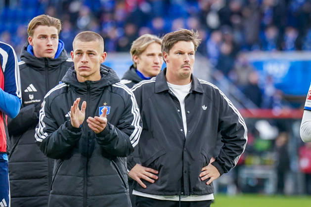 Deutschland: Fussball Bundesliga 2026 - 2027, 7. Spieltag - SC Paderborn vs Hamburger SV - Home-Deluxe-Arena (Paderborn): Merlin Polzin (Trainer, Hamburger SV) mit nachdenklicher Mimik, Gesichtsausdruck, Emotion, davor Miro Muheim (Hamburger SV, 28) Copyright: xJOERANxSTEINSIEKx