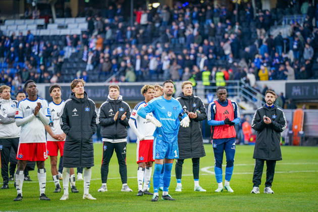 Deutschland: Fussball Bundesliga 2026 - 2027, 7. Spieltag - SC Paderborn vs Hamburger SV - Home-Deluxe-Arena (Paderborn): Hamburger Spieler nach der Auswärtsniederlage vor den eigenen Fans. Mitte Daniel Heuer Fernandes (Hamburger SV, 1) Copyright: xJOERANxSTEINSIEKx