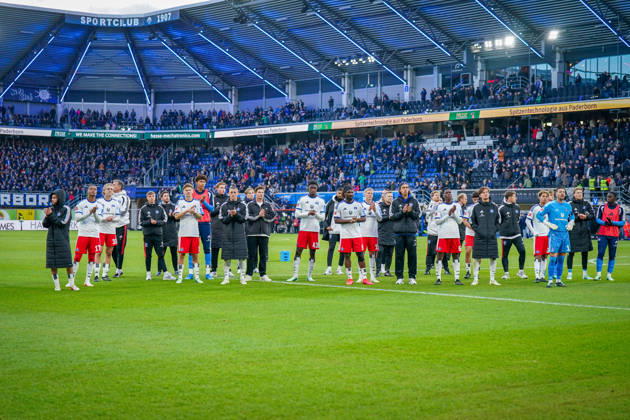 Deutschland: Fussball Bundesliga 2026 - 2027, 7. Spieltag - SC Paderborn vs Hamburger SV - Home-Deluxe-Arena (Paderborn): Hamburger Spieler nach der Auswärtsniederlage vor den eigenen Fans. Copyright: xJOERANxSTEINSIEKx
