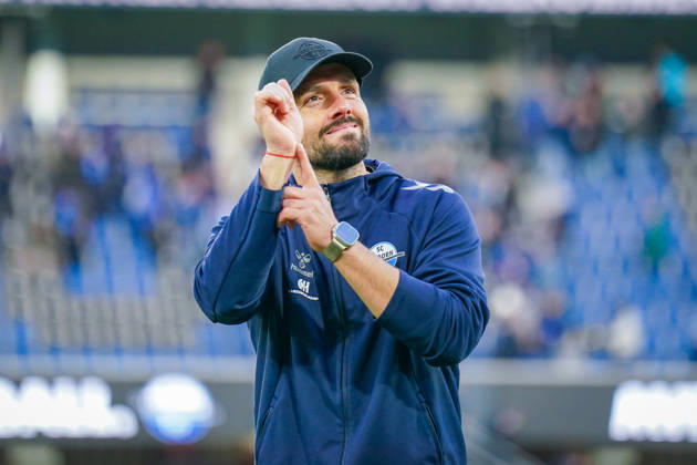 Deutschland: Fussball Bundesliga 2026 - 2027, 7. Spieltag - SC Paderborn vs Hamburger SV - Home-Deluxe-Arena (Paderborn): Ralf Kettemann (Paderborn Trainer) zeigt auf ein Armband, welches ihm wohl Glück gebracht hat. Geste, Gestik, Emotion, Freude, Jubel Copyright: xJOERANxSTEINSIEKx