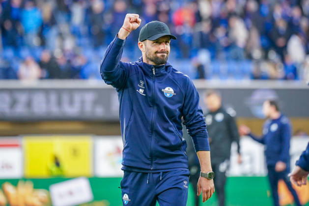 Deutschland: Fussball Bundesliga 2026 - 2027, 7. Spieltag - SC Paderborn vs Hamburger SV - Home-Deluxe-Arena (Paderborn): Ralf Kettemann (Paderborn Trainer) Geste, Gestik, Emotion, Freude, Jubel Copyright: xJOERANxSTEINSIEKx