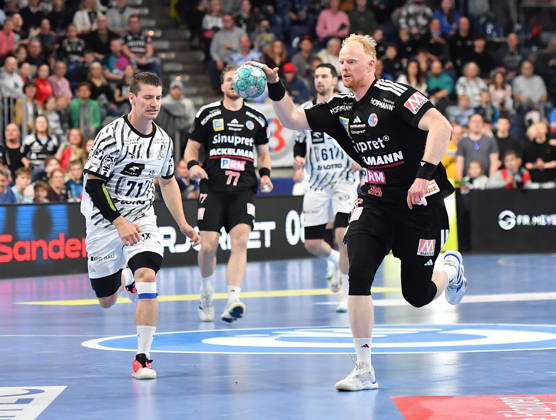 24.10.20262 - Handball - 1. Bundesliga DAIKIN HBL - Saison 2026 2027 - 10. Spieltag: HC Erlangen Metropolregion Nürnberg HCE - THW Kiel - OGo - xogox - Eric Johansson (21, THW Kiel) Sebastian Firnhaber (18, HC Erlangen HCE )
