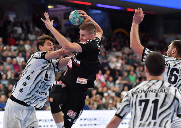 24.10.20262 - Handball - 1. Bundesliga DAIKIN HBL - Saison 2026 2027 - 10. Spieltag: HC Erlangen Metropolregion Nürnberg HCE - THW Kiel - OGo - xogox - Julian Köster (7, THW Kiel) Sander Andreassen Overjordet ( 8, HC Erlangen HCE )