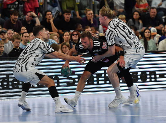 24.10.20262 - Handball - 1. Bundesliga DAIKIN HBL - Saison 2026 2027 - 10. Spieltag: HC Erlangen Metropolregion Nürnberg HCE - THW Kiel - OGo - xogox - Vincent Büchner (74, THW Kiel) Frieder Bandlow (2, HC Erlangen HCE ) Eric Johansson (21, THW Kiel)