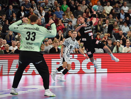 24.10.20262 - Handball - 1. Bundesliga DAIKIN HBL - Saison 2026 2027 - 10. Spieltag: HC Erlangen Metropolregion Nürnberg HCE - THW Kiel - OGo - xogox - Andreas Wolff (33, THW Kiel) Frieder Bandlow (2, HC Erlangen HCE )