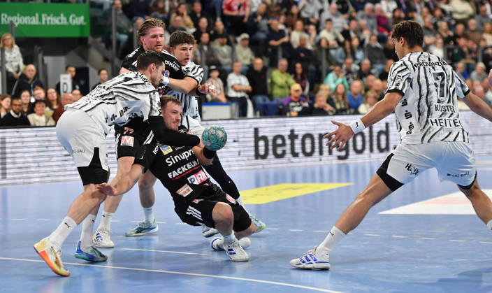 24.10.20262 - Handball - 1. Bundesliga DAIKIN HBL - Saison 2026 2027 - 10. Spieltag: HC Erlangen Metropolregion Nürnberg HCE - THW Kiel - OGo - xogox - Elias Ellefsen á Skipagøtu (71, THW Kiel) Frieder Bandlow (2, HC Erlangen HCE )