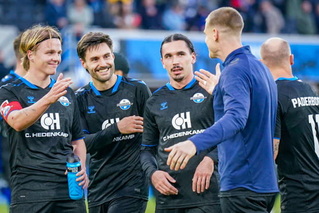 Deutschland: Fussball Bundesliga 2026 - 2027, 7. Spieltag - SC Paderborn vs Hamburger SV - Home-Deluxe-Arena (Paderborn): Freude, Emotionen, Jubel nach dem Heimsieg durch das späte Tor durch Rayan Philippe (Paderborn 9), hier mit Felix Götze (Paderborn 20) Tom Baack (Paderborn 6) Oliver Batista-Meier (Paderborn 7) Copyright: xJOERANxSTEINSIEKx
